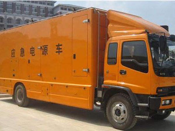 天涯镇冬季柴油发电机启动前，如何检查燃油系统中的积水？